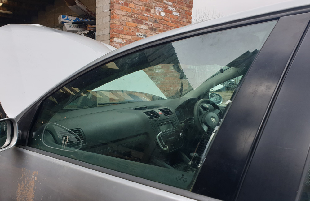 VW Golf SE TDI Door window glass passenger side front